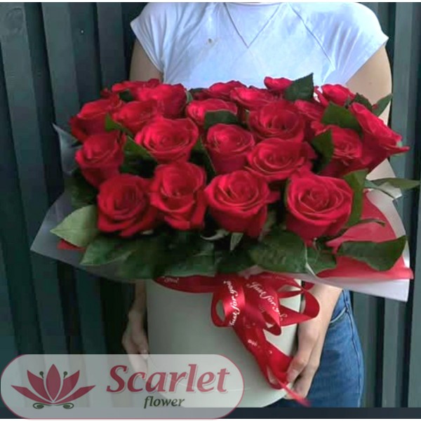 Цилиндр с красными розами